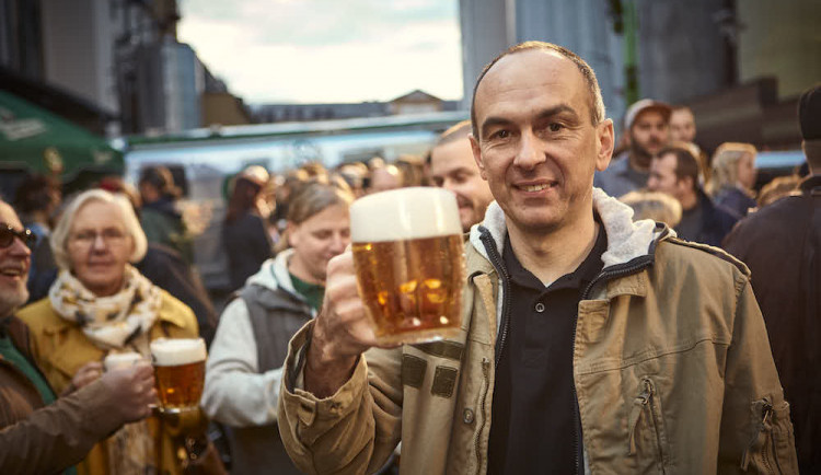 Smíchovští sládci zvou do znovu otevřených hospod na čerstvou várku piva