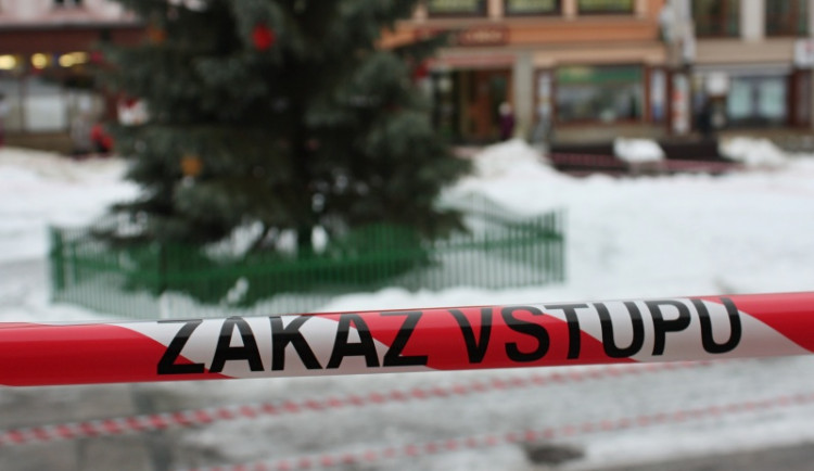 V Jablonci kvůli silnému větru uzavřeli Mírové náměstí s vánočním stromem
