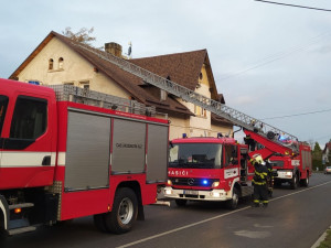 Hasiči zažili perný víkend. Kromě požárů likvidovali následky silného větru