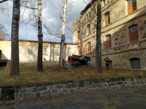 Hasiči zažili perný víkend. Kromě požárů likvidovali následky silného větru