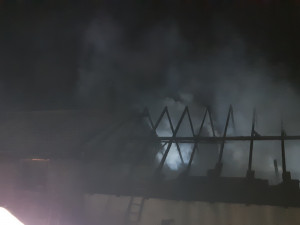 Hasiči zažili perný víkend. Kromě požárů likvidovali následky silného větru