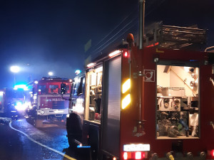 Hasiči zažili perný víkend. Kromě požárů likvidovali následky silného větru