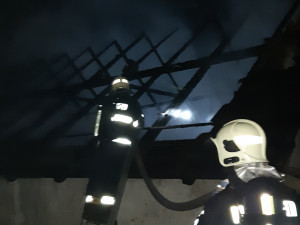 Hasiči zažili perný víkend. Kromě požárů likvidovali následky silného větru