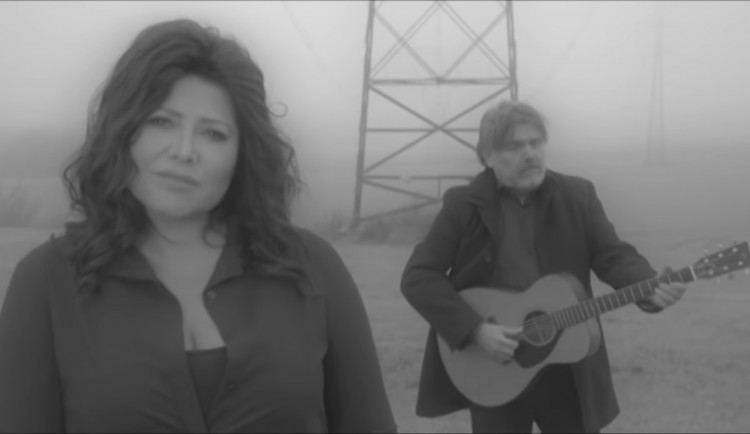 Kritička covidových opatření Ilona Csáková má novou písničku. Klip se točil také v olomouckých ulicích