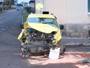 Kvůli závadě nedal přednost škodovce. Ta se po nárazu převrátila na bok a narazila do domu