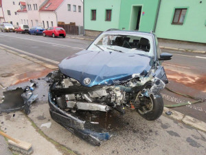 Kvůli závadě nedal přednost škodovce. Ta se po nárazu převrátila na bok a narazila do domu