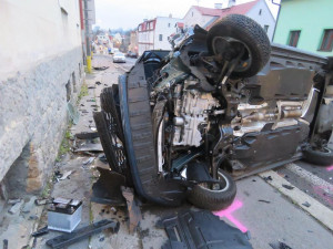 Kvůli závadě nedal přednost škodovce. Ta se po nárazu převrátila na bok a narazila do domu