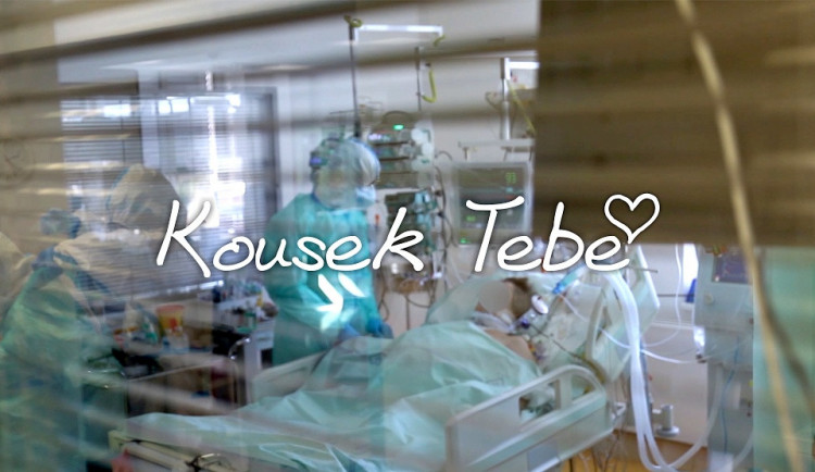 VIDEO: Píseň Kousek Tebe, která děkuje zdravotníkům, pečovatelům nebo šičkám roušek