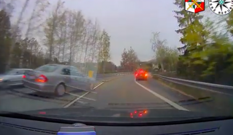 Honička po Liberci. Policisté naháněli řidiče mercedesu, měl zákaz řízení