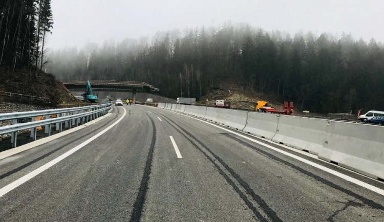 Rádelák bude průjezdnější. V neděli se otevřou nové dva pruhy v obou směrech