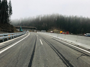 Rádelák bude průjezdnější. V neděli se otevřou nové dva pruhy v obou směrech