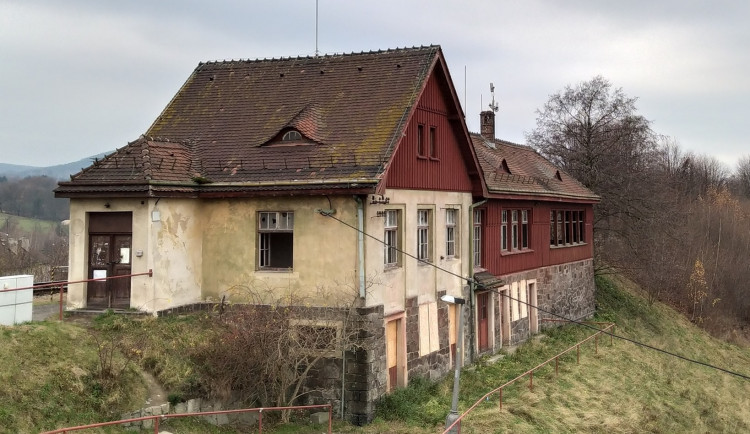 Vlakové nádraží v Chotyni je definitivně kulturní památkou