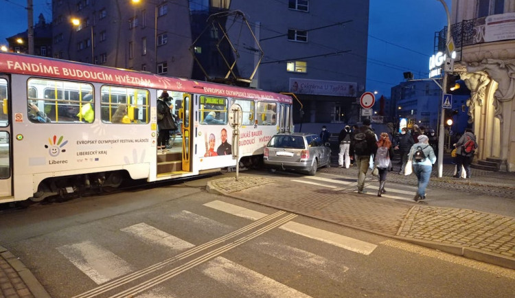 Nehoda na Fügnerce. U bývalého Plauditu se srazilo auto s tramvají