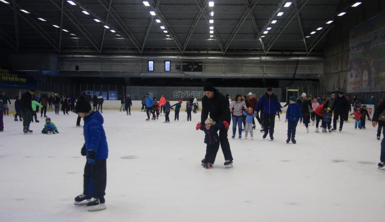 Chybí vám veřejné bruslení? Vyrazte se svou partou na led!