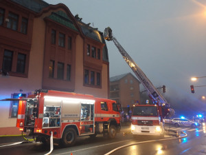 Ve Vrkoslavicích hasiči evakuovali kvůli požáru domu deset lidí