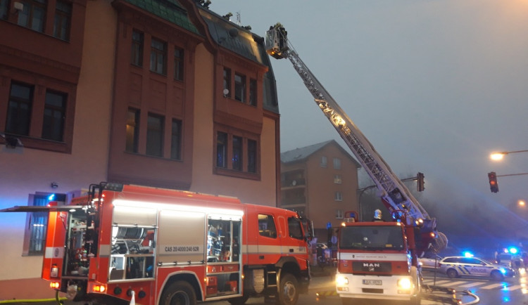 Ve Vrkoslavicích hasiči evakuovali kvůli požáru domu deset lidí