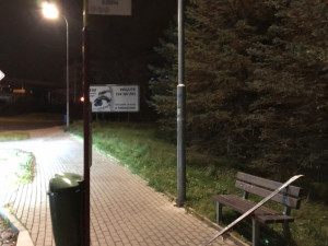 Někdo rozházel po Liberci lyže s QR kódem. Na vandaly to ale nevypadá