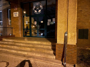 Někdo rozházel po Liberci lyže s QR kódem. Na vandaly to ale nevypadá