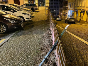 Někdo rozházel po Liberci lyže s QR kódem. Na vandaly to ale nevypadá