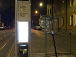 Někdo rozházel po Liberci lyže s QR kódem. Na vandaly to ale nevypadá