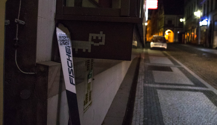 Někdo rozházel po Liberci lyže s QR kódem. Na vandaly to ale nevypadá