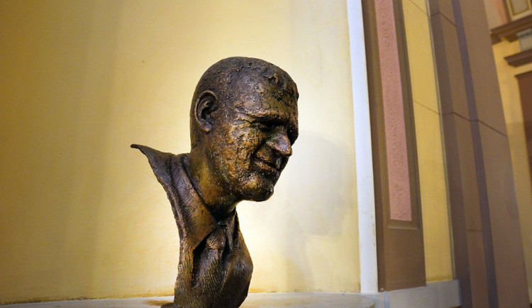 František Peterka doplnil Buriana. Na radnici mu odhalili bustu