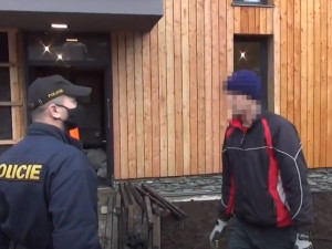 VIDEO: Policisté vyrazili na stavbu. Kontrolovali cizince a zaměstnávání „na černo“