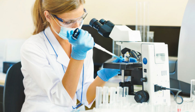 Vědci z Oxfordské univerzity testují kyselinu acetylsalicylovou (v Česku Acylpyrin) v boji proti COVID-19