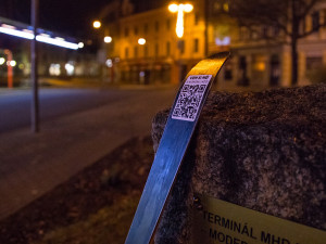 Dárek v podobně skipasů ukryté za lyžemi v Liberci pobavil. A Drbna byla u toho