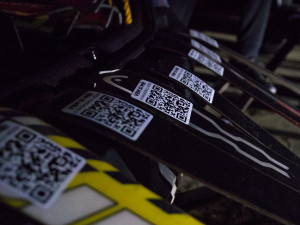 Dárek v podobně skipasů ukryté za lyžemi v Liberci pobavil. A Drbna byla u toho