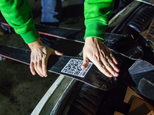 Dárek v podobně skipasů ukryté za lyžemi v Liberci pobavil. A Drbna byla u toho