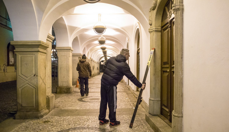 Dárek v podobně skipasů ukryté za lyžemi v Liberci pobavil. A Drbna byla u toho