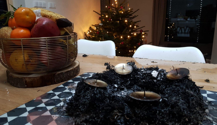 Pozor na požáry během svátků. Hrozbou jsou svíčky, špatná světýlka nebo rozpálený olej