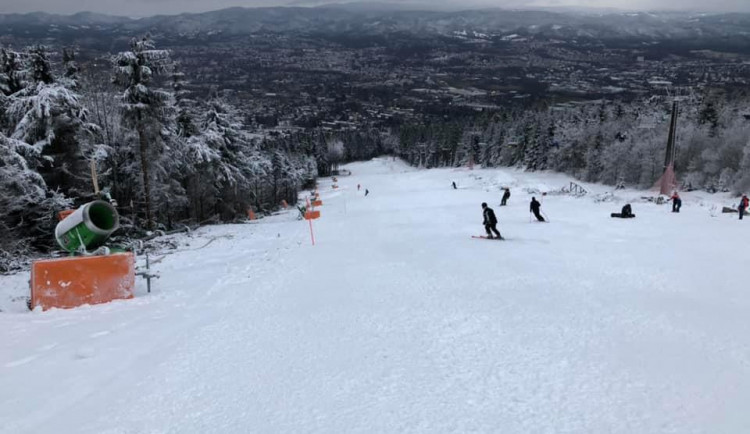 Tisícovka lidí vyzkoušela na jediný den novou sjezdovku na Ještědu. Areál se kvůli vládním nařízením opět uzavírá