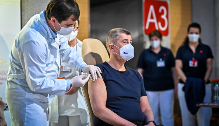 Očkování proti covidu začalo. První dávku dostal premiér Babiš, po něm válečná veteránka