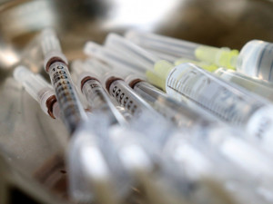 Vakcínu proti covidu-19 dostalo v Česku za první den asi 1260 lidí