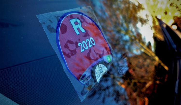 V Česku končí nalepovací dálniční známky, ode dneška už koupíte jen ty elektronické