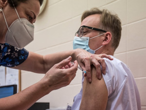 V Liberci začalo očkování zdravotníků. Podle lékařů je to světlo na konci tunelu