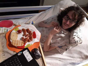 Lidé se složili na auto pro rodinu dvojčat se vzácným onemocněním. Sbírka pokračuje