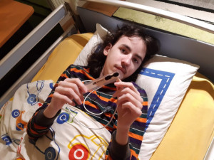 Lidé se složili na auto pro rodinu dvojčat se vzácným onemocněním. Sbírka pokračuje