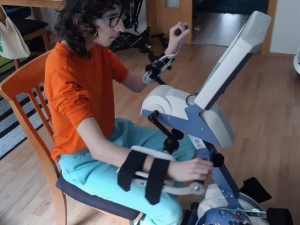 Lidé se složili na auto pro rodinu dvojčat se vzácným onemocněním. Sbírka pokračuje