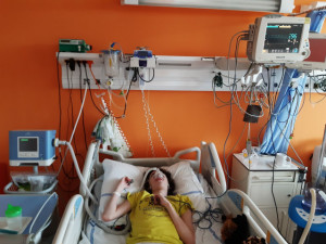 Lidé se složili na auto pro rodinu dvojčat se vzácným onemocněním. Sbírka pokračuje