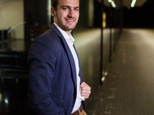 Nevěřme na internetu všemu, radí autor DigiDetoxu Matěj Krejčí