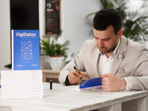 Nevěřme na internetu všemu, radí autor DigiDetoxu Matěj Krejčí