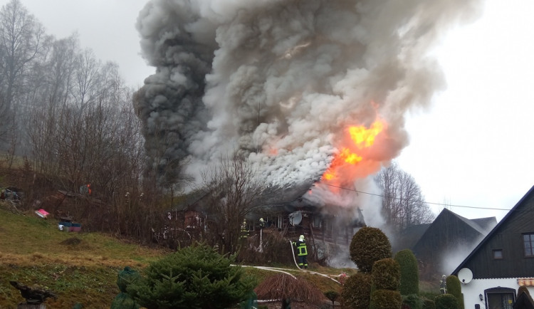 Hasiči ve Víchové bojují s požárem domu. Je celý v plamenech