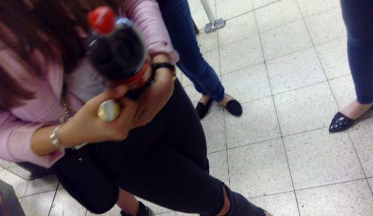 Obchodníci nerespektují zákaz prodeje alkoholu mladistvým.