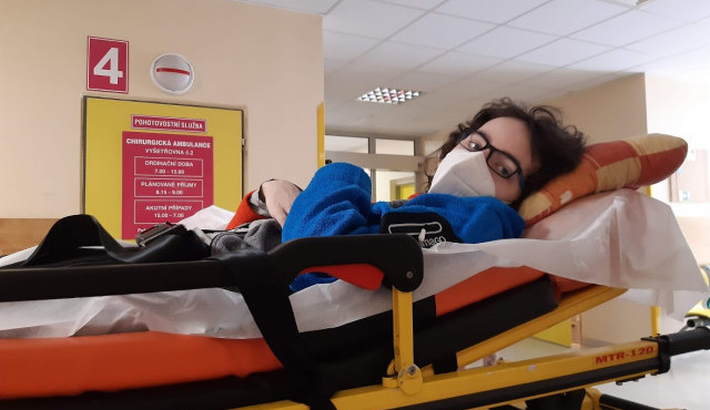 Lidé se složili na auto pro rodinu dvojčat se vzácným onemocněním. Sbírka pokračuje