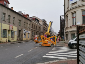 Podhorská je kvůli demontáži konstrukce uzavřená. Na neukázněné řidiče číhá policie