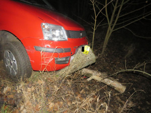 Se dvěma promile vyjel, ale nedojel. Řidič skončil v betonovém sloupku