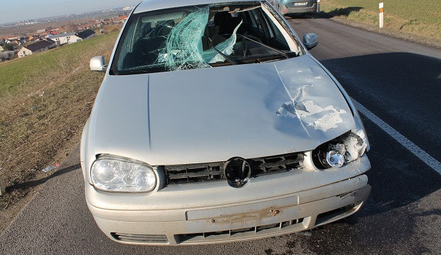I takto může vypadat auto, na které spadl kus ledu.